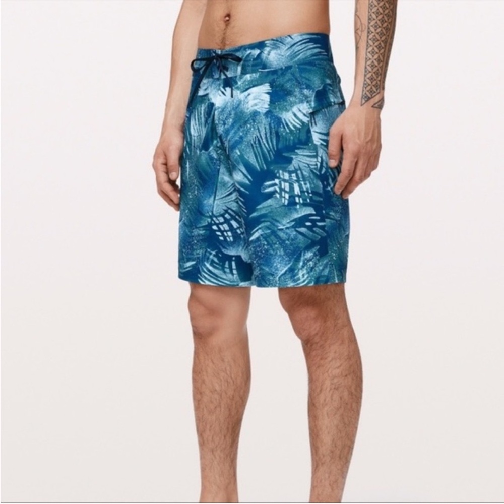Lululemon Current State Board Shorts in Spray Palms Blue, size 34 Waist